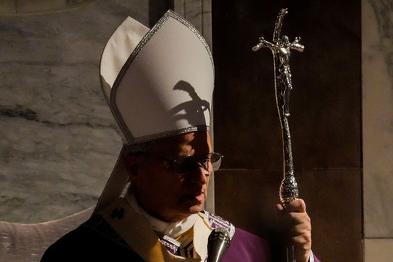 La sombra del crucifijo que corona su bastón pastoral cubre al papa León XIV mientras preside el Miércoles de Ceniza, que marca el inicio de la Cuaresma católica, en la basílica de Santa Sabina en Roma, el miércoles 18 de febrero de 2026. (AP Foto/Gregorio Borgia)