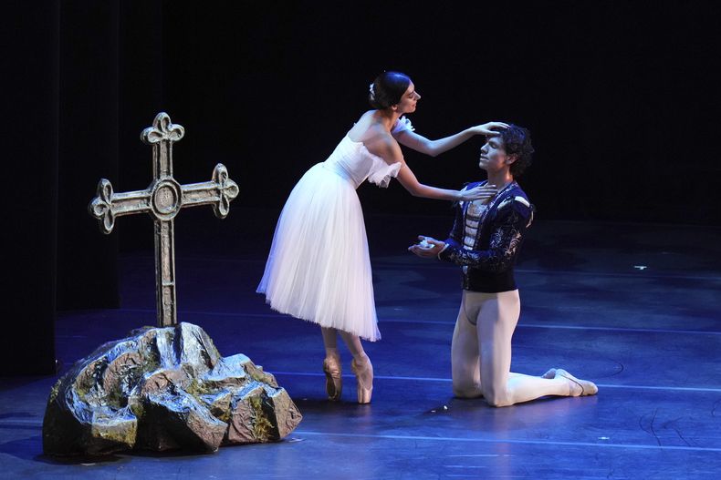 El reconocido bailarín de ballet mexicano Isaac Hernández, a la derecha, del American Ballet Theatre, y Jasmine Jimison, actúan en Despertares en el Auditorio Nacional de la Ciudad de México, el sábado 30 de agosto de 2025. (Foto AP/Eduardo Verdugo)