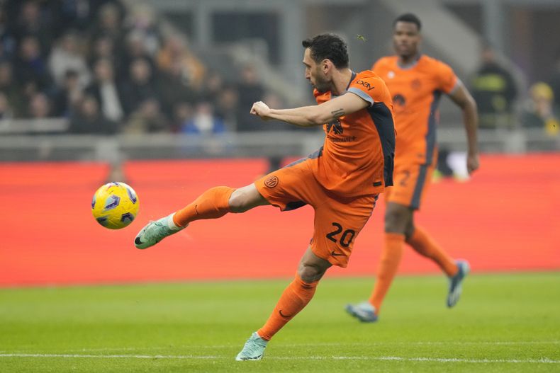 Hakan Calhanoglu del Inter de Milán tira a gol en el encuentro de la Serie A ante el Salernitana en San Siro el viernes 16 de febrero del 2024. (AP Foto/Luca Bruno)
