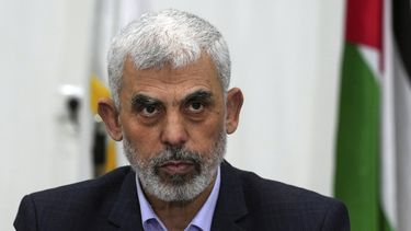 ARCHIVO - Yahya Sinwar durante una reunión con líderes de las facciones palestinas en su oficina en la Ciudad de Gaza, en la Franja de Gaza, el 13 de abril de 2022. (AP Foto/Adel Hana, Archivo)