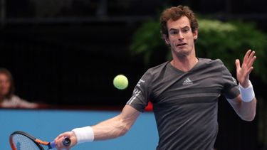 americateve | El tenista escoc&eacute;s Andy Murray devuelve una pelota ante el serbio Viktor Troicki en el torneo de Viena el s&aacute;bado, 18 de octubre de 2014. (AP Photo/Ronald Zak)