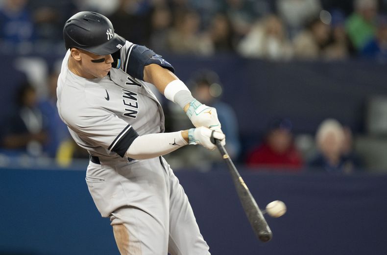 Aaron Judge de los Yanquis de Nueva York conecta su segundo jonrón del partido en la octava entrada ante los Azulejos de Toronto el lunes 15 de mayo del 2023. (Frank Gunn/The Canadian Press via AP)
