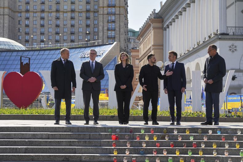 De izquierda a derecha, el primer ministro de Polonia, Donald Tusk; el primer ministro de Reino Unido, Keir Starmer; la primera dama de Ucrania, Olena Zelenska; el presidente de Ucrania, Volodymyr Zelenskyy; el presidente de Francia, Emmanuel Macron, y el canciller de Alemania, Friedrich Merz, posan para una foto en el memorial a los soldados ucranianos caído, en la Plaza de la Independencia de Kiev, Ucrania, el 10 de mayo de 2025. (AP Foto/Evgeniy Maloletka)