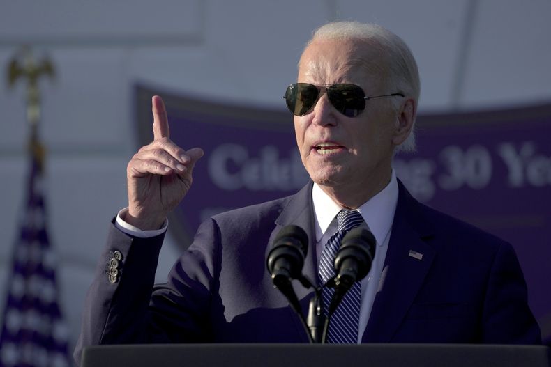 El presidente Joe Biden habla durante el evento para conmemorar el 30mo aniversario de la Ley de Violencia contra la Mujer en el jardín sur de la Casa Blanca, el jueves 12 de septiembre de 2024, en Washington. (AP Foto/Manuel Balce Ceneta)