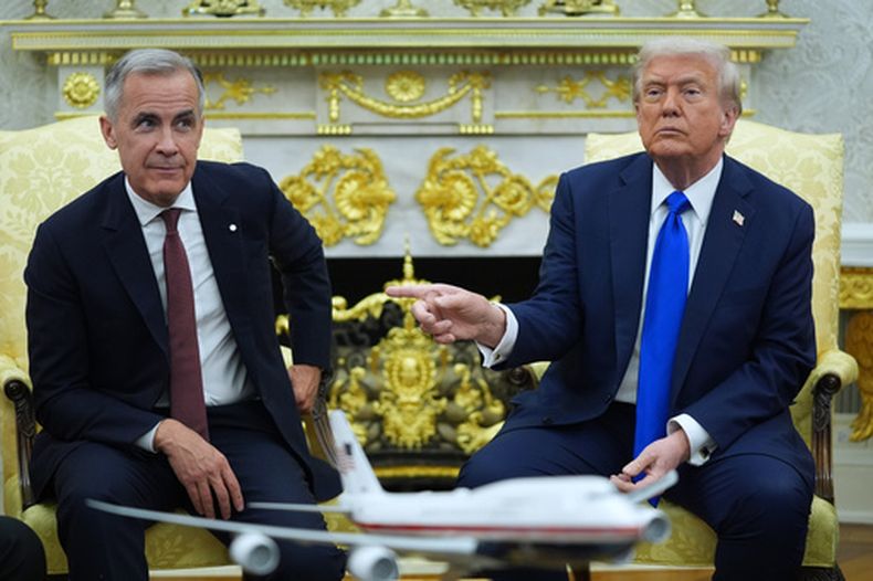 ARCHIVO - El presidente de EEUU, Donald Trump, gesticula junto al primer ministro canadiense Mark Carney durante su reunión en la Casa Blanca, en Washington, el 7 de octubre de 2025. (AP Foto/Evan Vucci/Archivo)