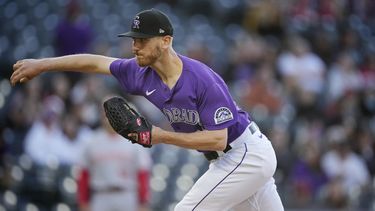 Kuhl brilla en la loma; Rockies superan a Rojos