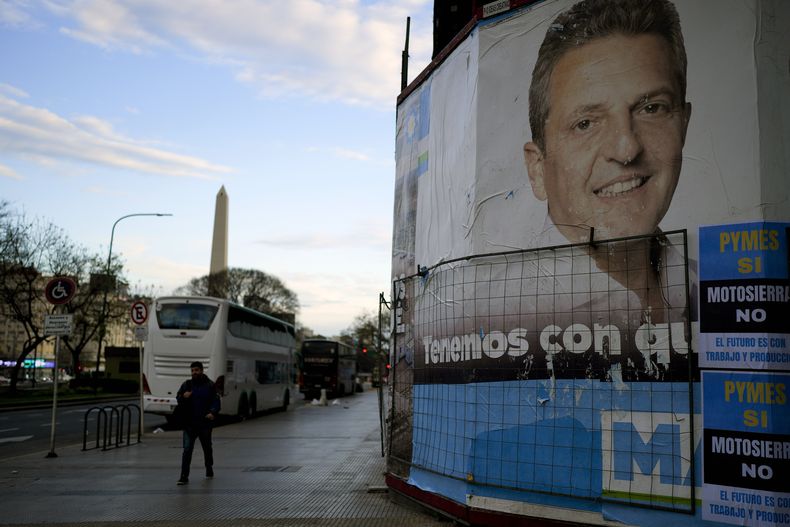 Cartel de campaña del aspirante a la presidencia Sergio Massa, actual ministro de Economía, en Buenos Aires, Argentina, el jueves 19 de octubre de 2023. (AP Foto/Natacha Pisarenko)
