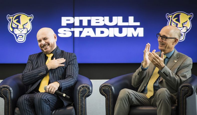 El artista cubano-estadounidense Pitbull, izquierda, y el presidente de FIU, Kenneth Jessell, en una conferencia de prensa para anunciar una asociación atlética de Pitbull con la Universidad Internacional de Florida en el Tamiami Hall de Miami, Florida, el martes 13 de agosto de 2019. 6, 2024. (Sophia Bolivar/Miami Herald via AP)