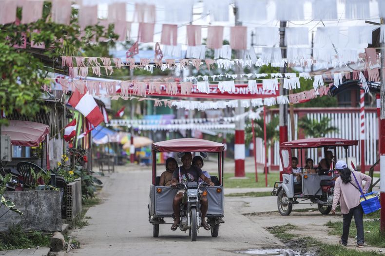 La gente usa un taxi en Santa Rosa, Perú, una isla en el río Amazonas en la frontera con Colombia, el lunes 18 de agosto de 2025. (AP Foto/Iván Valencia)