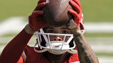 Skyy Moore, wide receiver de los Chiefs de Kansas City, atrapa un balón durante el campamento de entrenamiento del equipo, el domingo 23 de julio de 2023, en St. Joseph, Missouri. (AP Foto/Charlie Riedel)