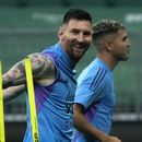 Lionel Messi sonríe durante un entrenamiento con la selección de Argentina, el miércoles 14 de junio de 2023, en Beijing (AP Foto/Andy Wong)