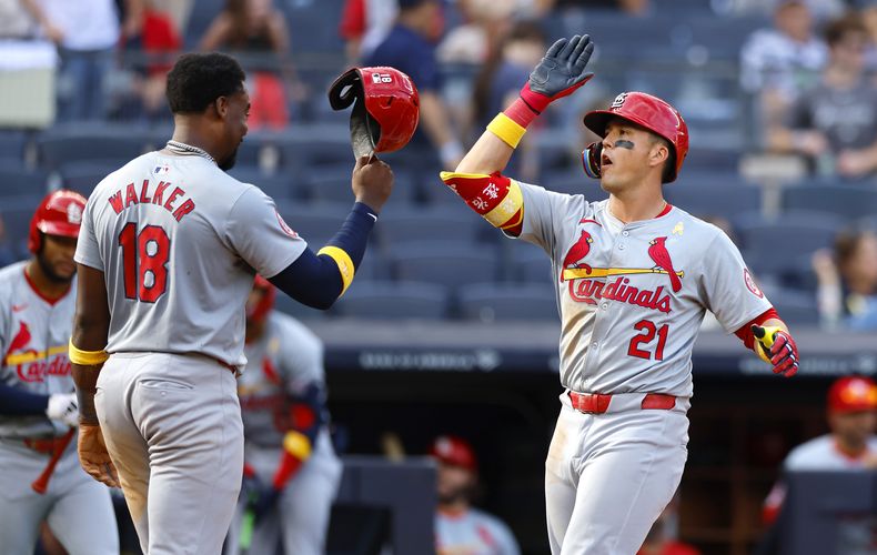 Lars Nootbaar (21), de los Cardenales de San Luis, celebra con Jordan Walker (18) después de pegar jonrón en contra de los Yankees de Nueva York Yankees durante la novena entrada del juego de béisbol del domingo 1 de septiembre de 2024, en Nueva York. (AP Foto/Noah K. Murray)