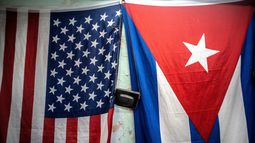 ARCHIVO - Una bandera estadounidense y una cubana cuelgan en una pared el lunes 11 de enero de 2021, en La Habana, Cuba. (AP Foto/Ramón Espinosa, archivo)