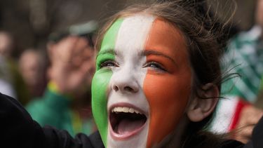 Ava Impell, de 11 años de edad, sonríe durante el desfile por el Día de San Patricio, el sábado 16 de marzo de 2024, en Chicago. (AP Foto/Erin Hooley)
