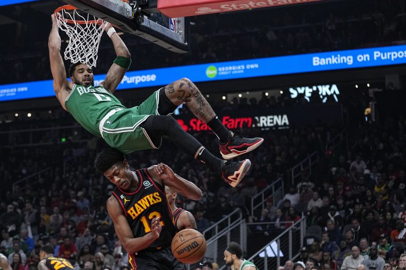 Jayson Tatum, de los Celtics de Boston, consigue una clavada en la primera mitad del sexto juego de la serie de playoffs de primera ronda en la Conferencia Este ante los Hawks de Atlanta, el jueves 27 de abril de 2023, en Atlanta. (AP Foto/Brynn Anderson)