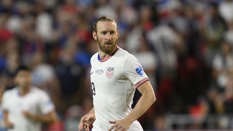 ARCHIVO - Tim Ream, de Estados Unidos, durante el segundo tiempo de un partido de fútbol del Grupo C de la Copa América contra Uruguay, el lunes 1 de julio de 2024, en Kansas City, Missouri. (AP Foto/Reed Hoffmann, Archivo)