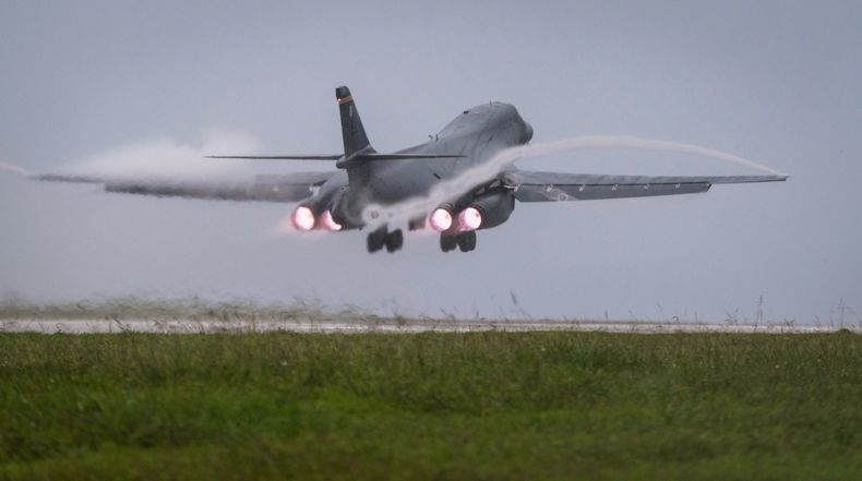 ARCHIVO - En esta fotografía publicada por la Fuerza Aérea de Estados Unidos, un bombardero B-1B Lancer despega de la Base Aérea Andersen para una misión con dos F-15 de la Koku Jieitai (Fuerza Aérea de Autodefensa de Japón), el 9 de septiembre de 2017, en Guam. (Aviador mayor Jacob Skovo/Fuerza Aérea de Estados Unidos vía AP)