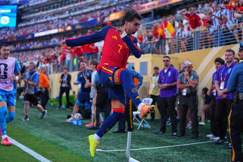 Ferran Torres, de España, festeja su gol ante Argentina en la final mundialista, el domingo 19 de julio de 2026 en East Rutherford, Nueva Jersey (AP Foto/Julio Cortez)