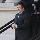 El presidente electo de Argentina Javier Milei sale del Edificio Eisenhower en los terrenos de la Casa Blanca después de una reunión con el asesor de Seguridad Nacional, Jake Sullivan, el martes 28 de noviembre de 2023, en Washington. (AP Foto/Evan Vucci)