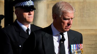 ARCHIVO – El príncipe Andrés sale de la catedral de St. Giles tras la llegada del féretro con los restos de su madre, la reina Isabel, en Edimburgo, Escocia, el 12 de septiembre de 2022. (AP Foto/Petr David Josek, Archivo)