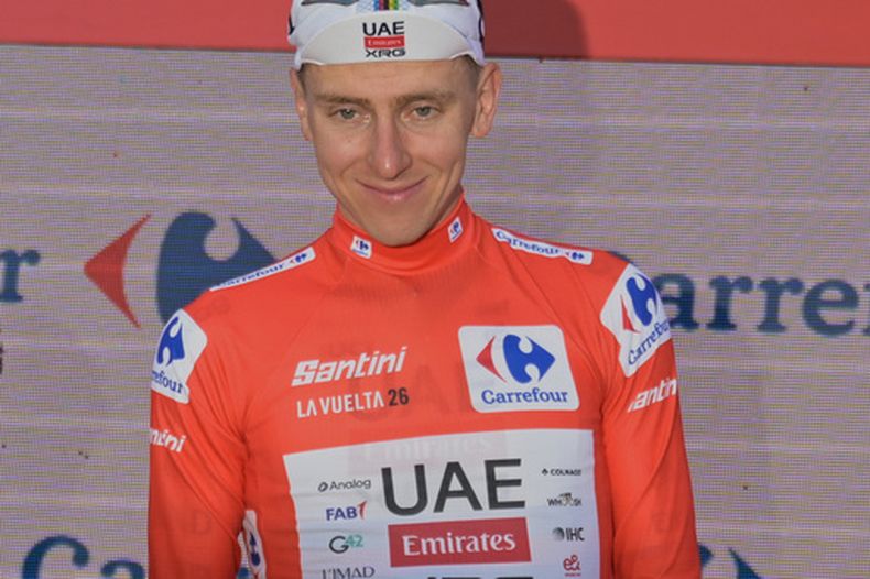 Tadej Pogacar, con la casaca de líder de la Vuelta a España, tras ganar la segunda etapa en Mónaco, el domingo 23 de agosto de 2026. (AP Foto/Philippe Magoni)