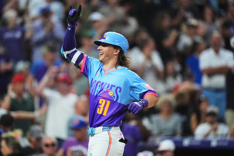 Jake McCarthy, de los Rockies de Colorado, hace un gesto al cruzar el plato tras conectar un grand slam ante el lanzador relevista de los Gigantes de San Francisco, Matt Gage, en la quinta entrada de un partido de béisbol, el viernes 3 de julio de 2026, en Denver. (Foto AP/David Zalubowski)