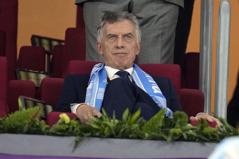 ARCHIVO - Foto del 30 de noviembre del 2022, el expresidente de Argentina Mauricio Macri en las gradas durante el encuentro entre Polonia y Argentina del Grupo C de la Copa Mundial en Doha, Qatar. El lunes 13 de noviembre del 2023, Macri se presentará a las elecciones a la vicepresidencia de Boca Juniors. (AP Foto/Natacha Pisarenko, Archivo)