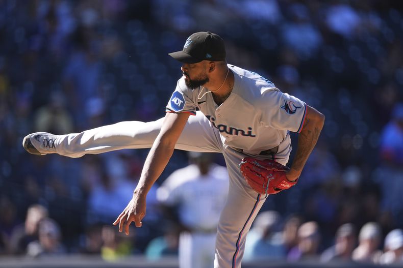 El dominicano Sandy Alcátara, de los Marlins de Miami, hace un pitcheo en el juego ante los Rockies de Colorado, el jueves 18 de septiembre de 2025 (AP Foto/David Zalubowski)