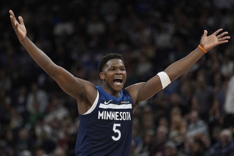 Anthony Edwards (5), de los Timberwolves de Minnesota, reacciona durante la segunda mitad del juego de baloncesto de la NBA frente al Jazz de Utah, el domingo 13 de abril de 2025, en Minneapolis. (AP Foto/Abbie Parr)