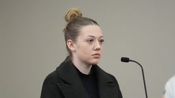 Kelsy Brainard, una de las acusadas de tratar de atrapar a un hombre para imitar una tendencia en TikTok, en el tribunal en Worcester, Massachusetts, el 16 de enero del 2025. (AP foto/Robert F. Bukaty)