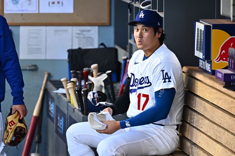 Shohei Ohtani, de los Dodgers de Los Ángeles, observa las acciones antes de un partido de béisbol contra los Rays de Tampa Bay, el lunes 15 de junio de 2026, en Los Ángeles. (Foto AP/William Liang)