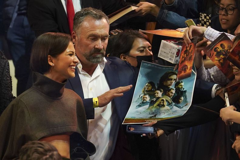 La actriz estadounidense Zendaya sonríe al firmar autógrafos en la alfombra roja de la película Dune: Part Two, en la Ciudad de México el martes 6 de febrero de 2024. (Foto AP/Marco Ugarte)
