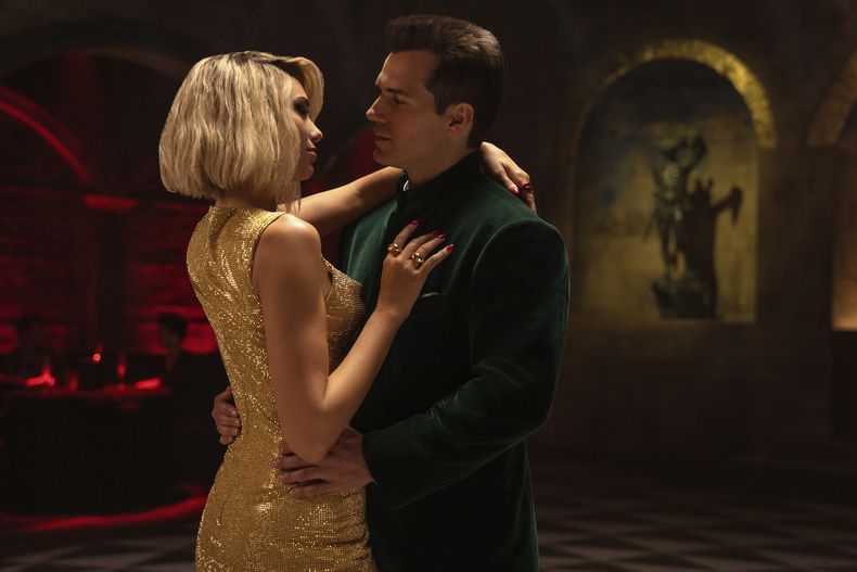 Dua Lipa (izq) y Henry Cavill en “Argylle”. Foto suministrada por Apple. (Peter Mountain/Apple via AP)