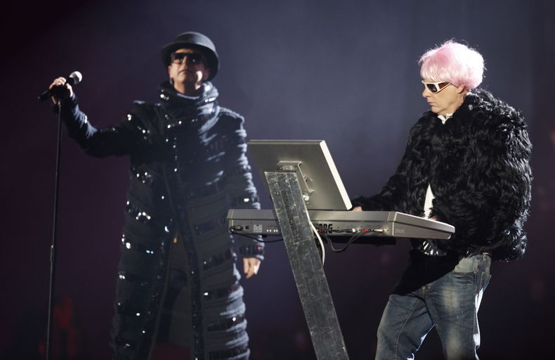 ARCHIVO - El dúo británico Pet Shop Boys integrado por Neil Tennant, izquierda, y Chris Lowe durante su presentción tras recibir el premio a la contribución destacada a la música en los Brit Awards 2009 en el centro de convenciones Earls Court en Londres, Inglaterra el 18 de febrero de 2009. Cuarenta años y 50 millones de discos vendidos después Pet Shop Boys lanzará su nuevo álbum Nonetheless el viernes 26 de abril de 2024. (Foto AP/MJ Kim, archivo)