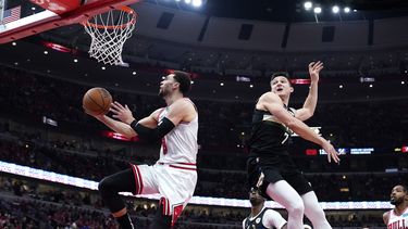 NBA: Operan de la rodilla izquierda a Zach Lavine