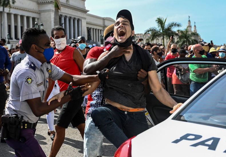 Un joven manifestante es reprimido en Cuba. (Archivo)&nbsp;