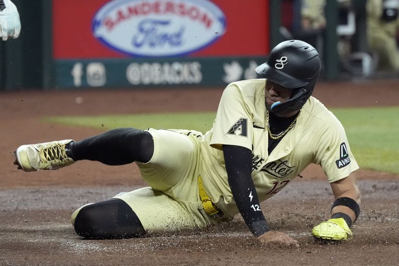El cubano Lourdes Gurriel Jr., de los Diamondbacks de Arizona, anota frente a los Dodgers de Los Ángeles en el juego del viernes 30 de agosto de 2024 (AP Foto/Ross D. Franklin)