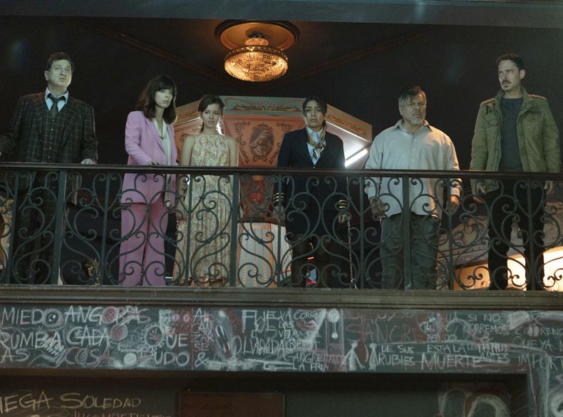En esta imagen proporcionada por Paramount+, Juan Carlos Remolina, de izquierda a derecha, Maribel Verdú, Carla Adell, Adriana Paz, Dagoberto Gama y Manolo Cardona en una escena de Uno para morir. (Paramount+ vía AP)