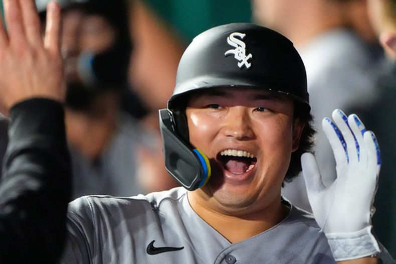 Munetaka Murakami de los Medias Blancas de Chicago celebra en el dugout tras batear un jonrón de dos carreras en la séptima entrada ante los Reales de Kansas City el martes 22 de septiembre del 2026. (AP Foto/Charlie Riedel)