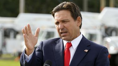 El gobernador de Florida Ron DeSantis durante una conferencia de prensa, el miércoles 25 de septiembre de 2024, en las oficinas de Tampa Electric Company, en Tampa, Florida. (AP Foto/Chris OMeara, Archivo)