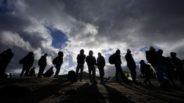 Solicitantes de asilo esperan a ser procesados el viernes 2 de febrero de 2024 en un campamento improvisado cerca de Jacumba Hot Springs, California, luego de cruzar la frontera sur de Estados Unidos. (AP Foto/Gregory Bull)