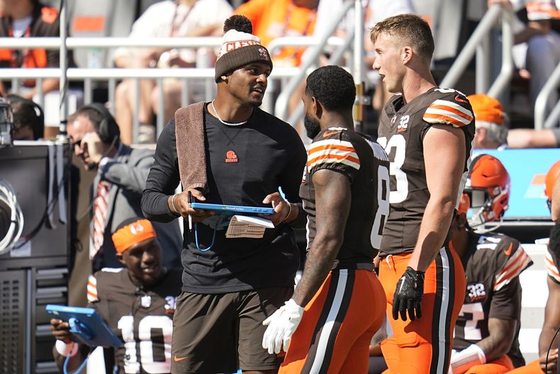 Deshaun Watson, izquierda, quarterback de los Browns de Cleveland, estuvo en la banca del equipo en el partido contra los Ravens de Baltimore, el domingo 1 de octubre de 2023, en Cleveland. (AP Foto/Sue Ogrocki)