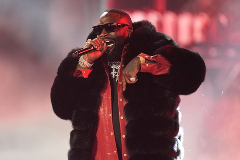 Rick Ross actúa en los premios BET en los Ángeles, el 28 de junio del 2026. (AP foto/John Locher)