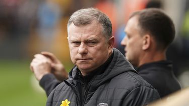 El entrenador del Coventry City, Mark Robins, observa antes del partido de fútbol de cuartos de final de la FA Cup inglesa entre el Wolverhampton y el Coventry City, en el Molineux, Wolverhampton, Inglaterra, el sábado 16 de marzo de 2024. (Mike Egerton/PA vía AP)