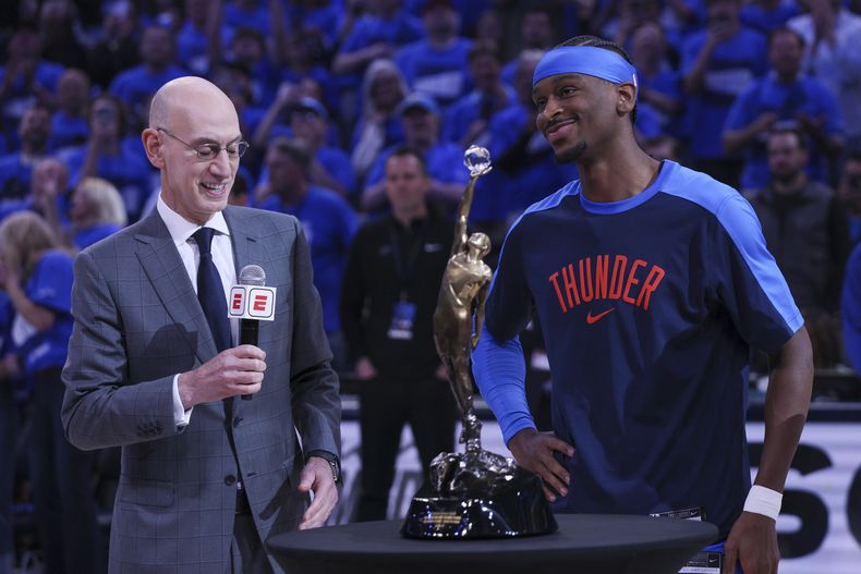 El comisionado de la NBA presenta el trofeo al MVP a Shai Gilgegous-Alexander del Thunder de Oklahoma City en el juego 2 de las Finales de la Conferencia Oeste el jueves 22 de mayo del 2025. (AP Foto/Nate Billings)
