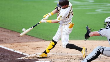 Jake Cronenworth, de los Padres de San Diego, conecta un jonrón de tres carreras contra los Diamondbacks de Arizona en la primera entrada de un partido de béisbol, el martes 7 de julio de 2026, en San Diego. (Foto AP/Derrick Tuskan)