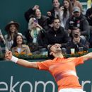 Djokovic saca apretada victoria en Serbia y va a semis