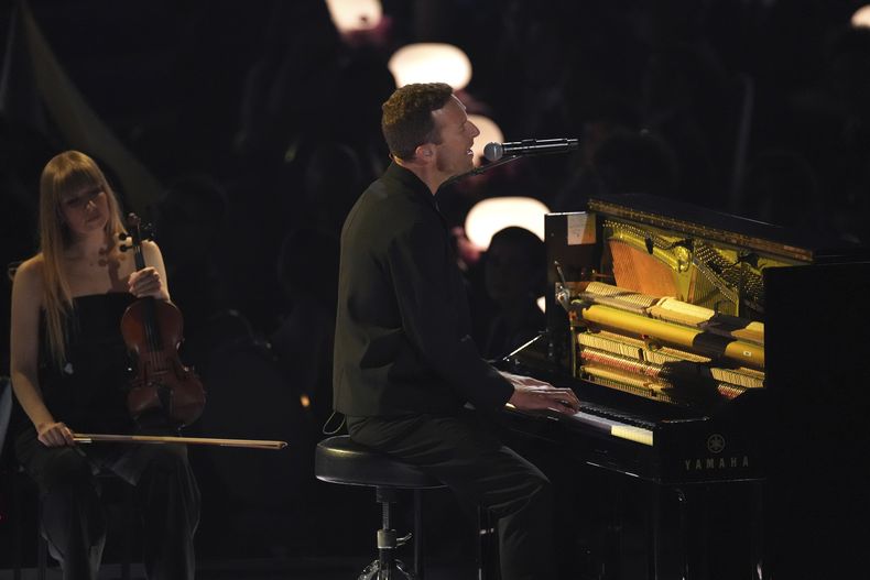 Chris Martin interpreta All My Love para el segmento In Memoriam durante la 67ª entrega anual de los premios Grammy el domingo 2 de febrero de 2025 en Los Ángeles. (Foto AP/Chris Pizzello)