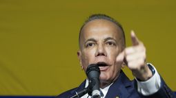 El candidato presidencial Manuel Rosales da una conferencia de prensa en Caracas, Venezuela, el martes 26 de marzo de 2024. (AP Foto/Matías Delacroix)