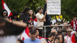 Cientos de personas se reúnen en un mitin de apoyo a Líbano tras los recientes ataques israelíes en los que han muerto cientos de personas, el miércoles 25 de septiembre de 2024 frente a la biblioteca del Centenario de Henry Ford en Dearborn, Michigan (Katy Kildee/Detroit News vía AP)